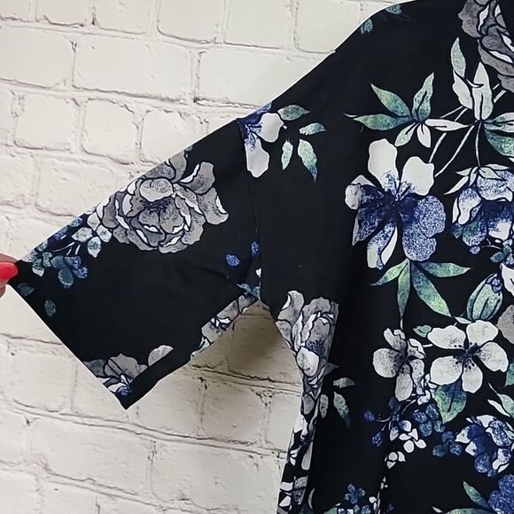 NEW LuLaRoe Irma Oversized Tee Black Floral Print Short Sleeve High Low Knit Top - Picture 7 of 9